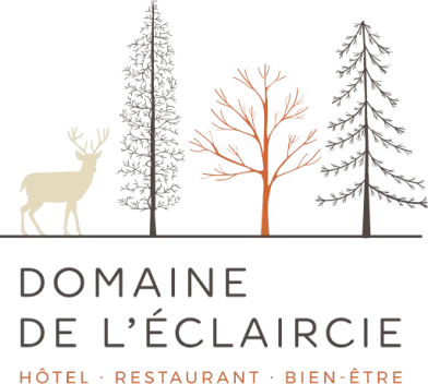 Logo des Domaine de l'Éclaircie mit einem Hirsch, drei stilisierten Bäumen und den Angaben "Hotel", "Restaurant" und "Wellness"